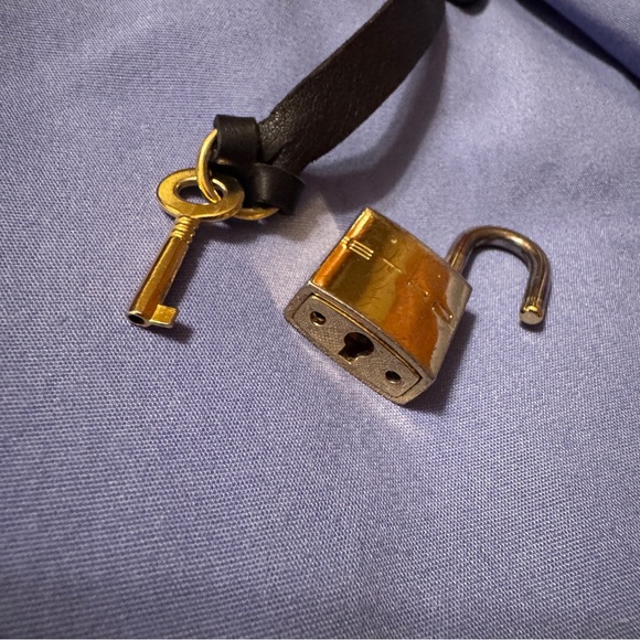 ETRO Lock & Key Set with Leather Clochette Strap - Picture 4 of 6